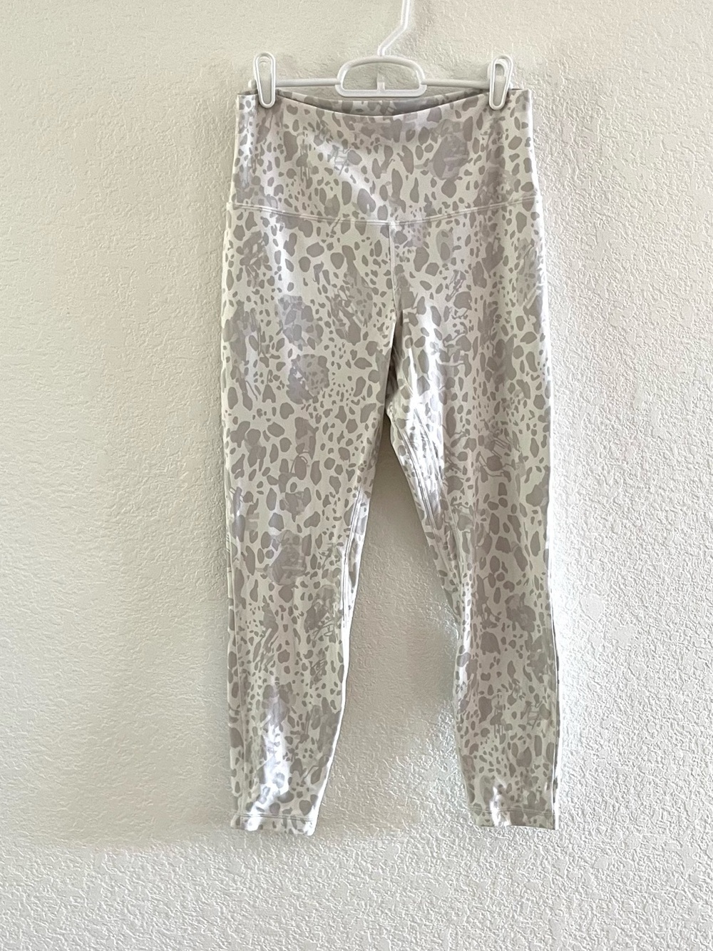 Lululemon Align 25” Cheetah Camo Antique White Sz 10 Yoga Pilates Athleisure - Picture 3 of 7